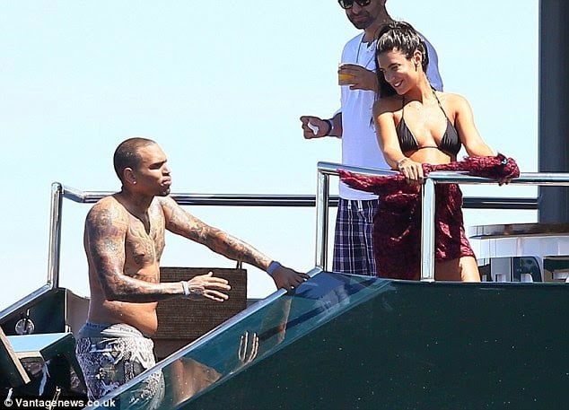 Photos: Chris Brown Without Shirt And Without Abs