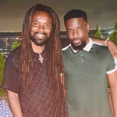 Rocky Dawuni – Kyenkyen Bi Adi Mawu feat. Sarkodie